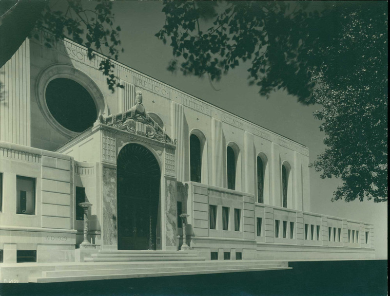 Exterior view of Cudahy Library on Loyola's Lake Shore Campus.